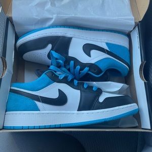 Brand new Nike Jordan 1 SE (gs) University Blue